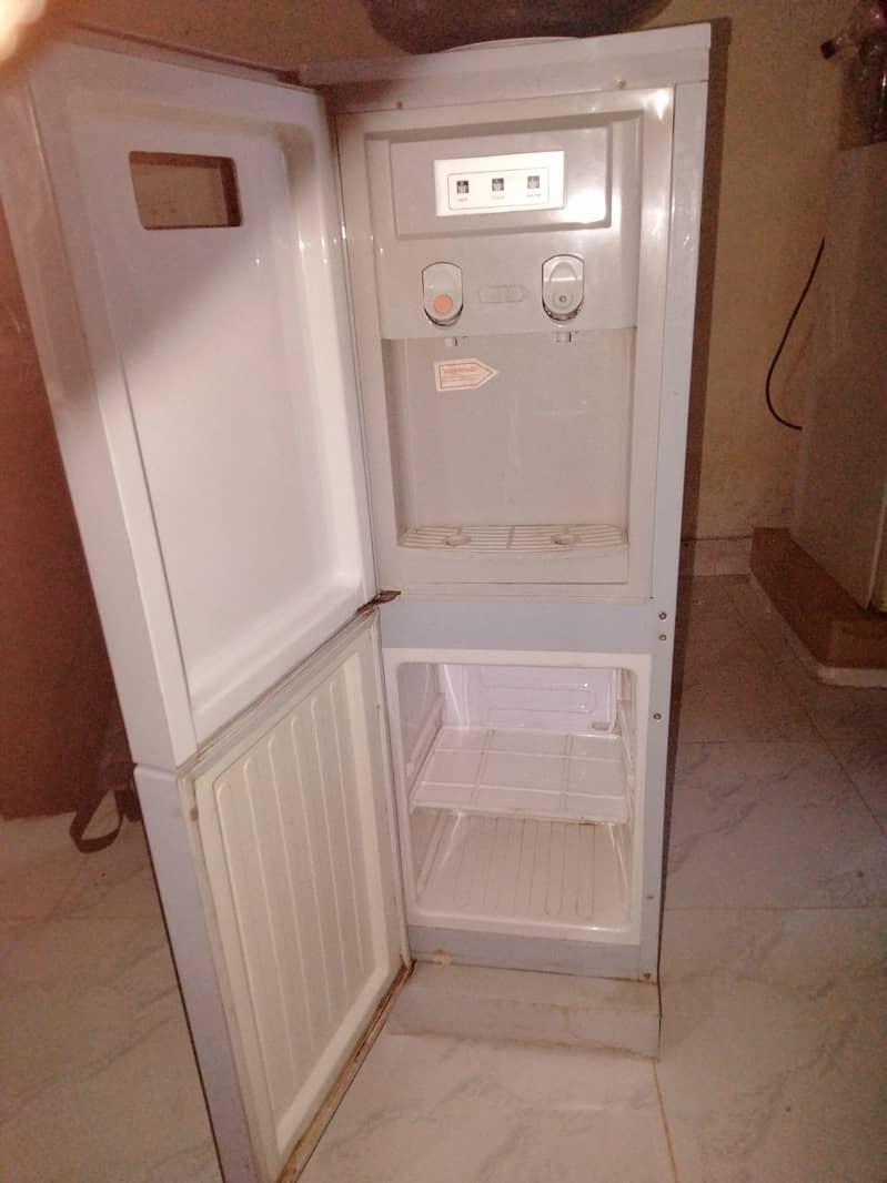 Water dispenser 10/10 condition with hot cool and refrigerator 6