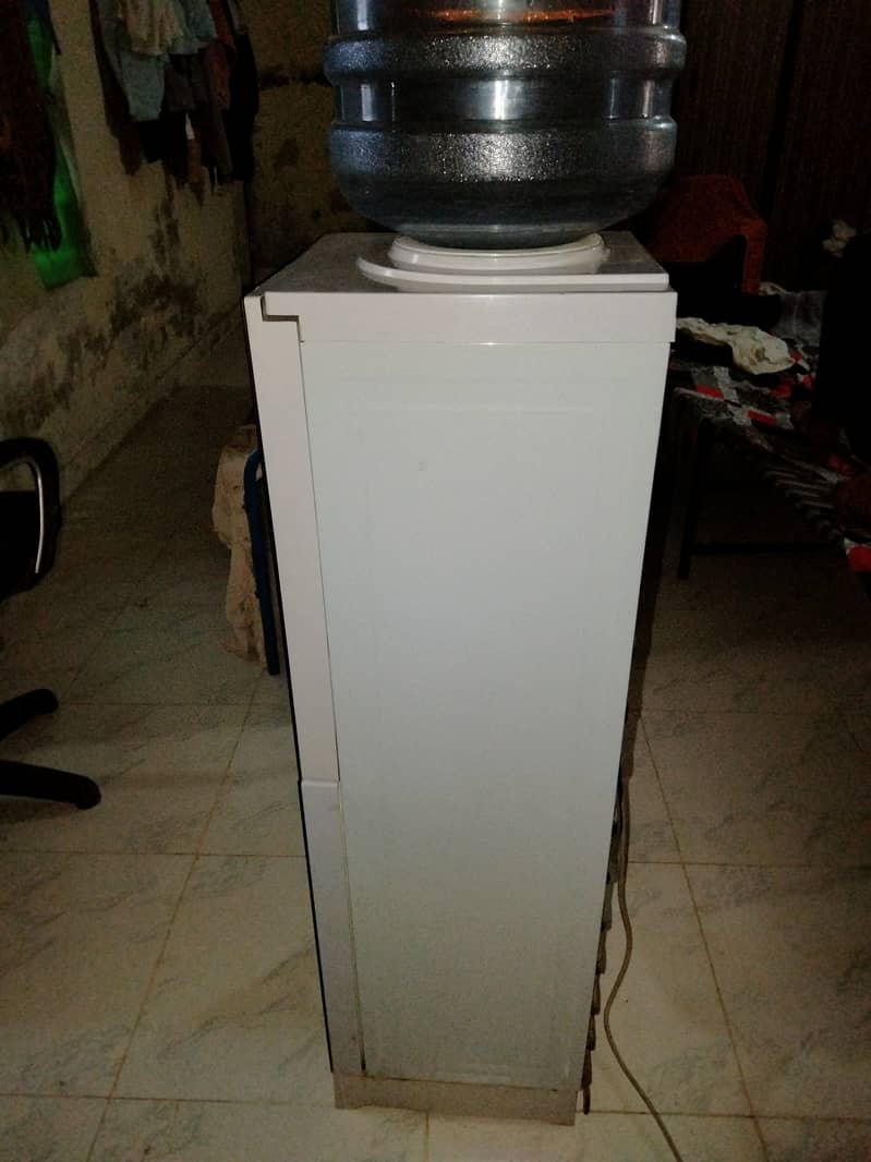 Water dispenser 10/10 condition with hot cool and refrigerator 9