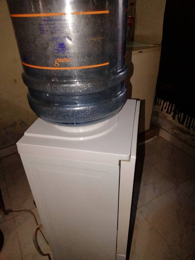 Water dispenser 10/10 condition with hot cool and refrigerator 11