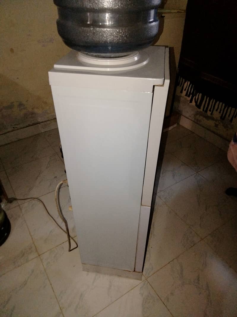 Water dispenser 10/10 condition with hot cool and refrigerator 12