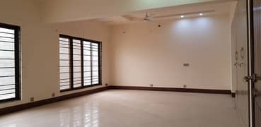 600 Yards 4 Beds Bungalow Having 2 Kitchens, A Big Garage And Beautiful Garden Located In A Prime Neighborhood Opposite Aga Khan Hospital