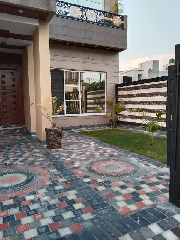 10 Marla Beautiful House Available For Sale In DHA 9 Town At Lahore 2