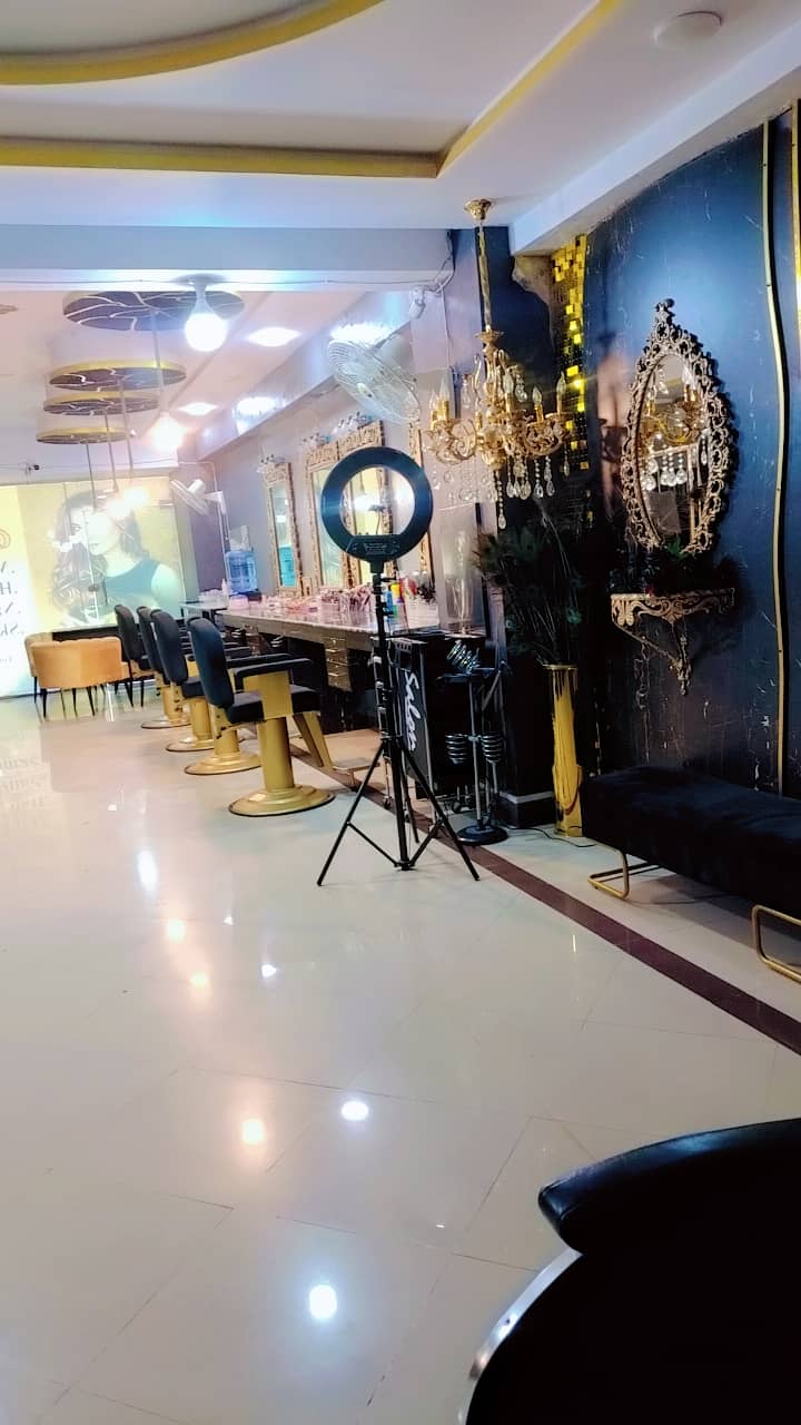 Readymade Salon setup in E11/3 Markaz for sale 5