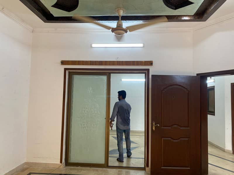 11 marla lower portion for rent in uet main college road lhr 5