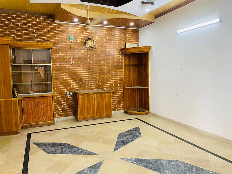 11 marla lower portion for rent in uet main college road lhr 7