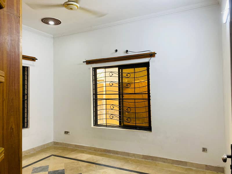 11 marla lower portion for rent in uet main college road lhr 8