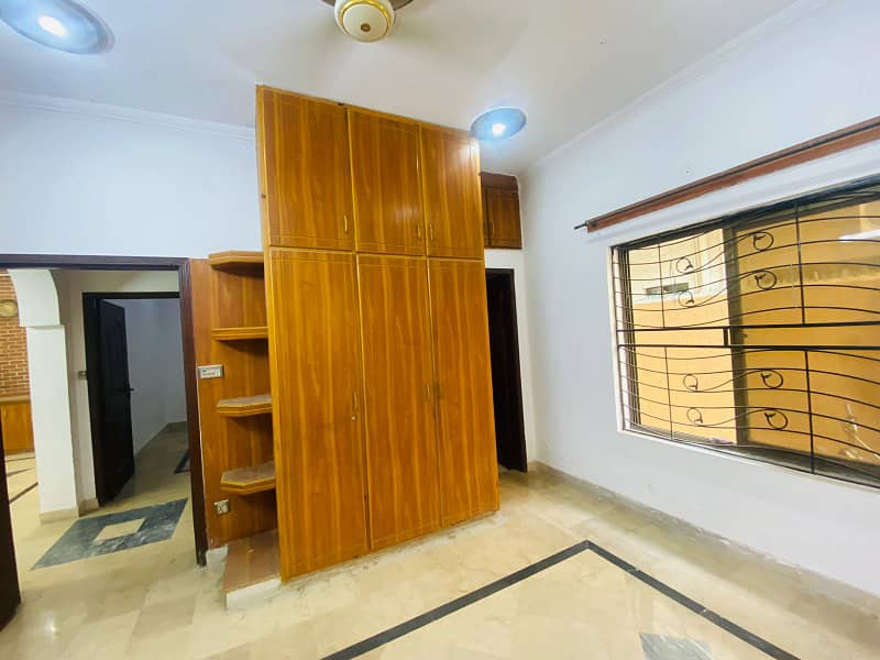 11 marla lower portion for rent in uet main college road lhr 9