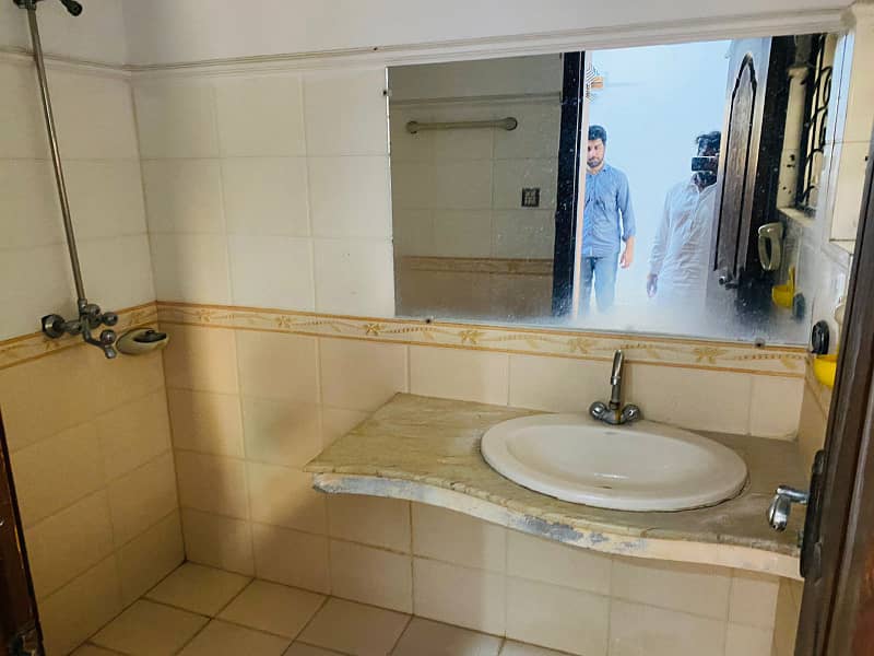 11 marla lower portion for rent in uet main college road lhr 10