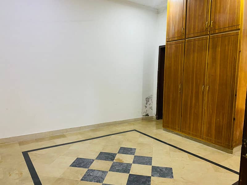 11 marla lower portion for rent in uet main college road lhr 11