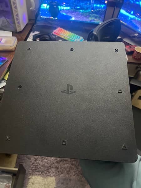 1 TB PlayStation 4 slim / ps4 10/10 condition, box, original cables 2