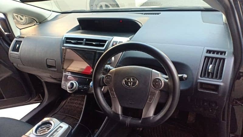 Toyota Prius Alpha 2017 4