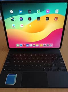 Ipad pro 4th generation 12.9 inches  with original apple Keyboard