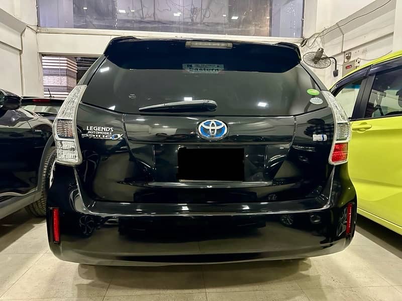 Toyota Prius Alpha 2014 1