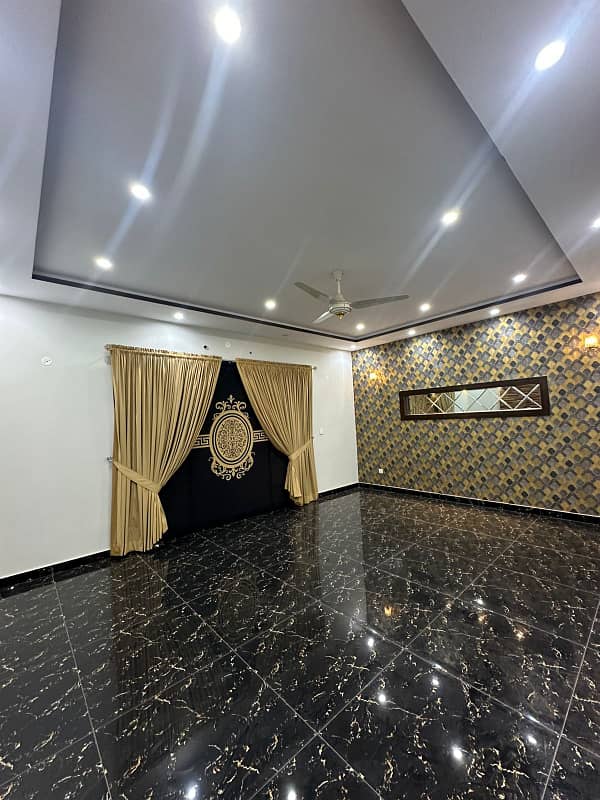INVESTER RATE 1 Kanal Ultra Luxury House Is Up For Sale In The Heart Of Bahria Town Lahore. 24