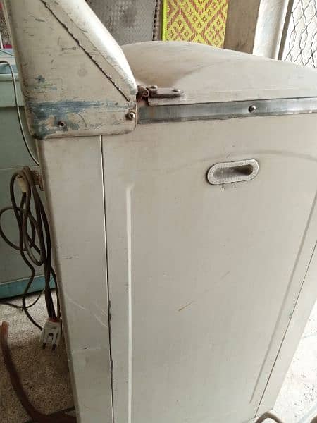 High-Quality White Washing Machine - Great Condition, 1