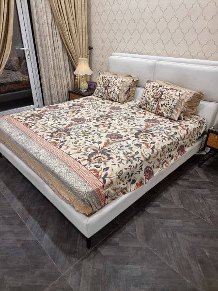 Leather bed with mattres, 4 pillows, and 2 sitetable 1