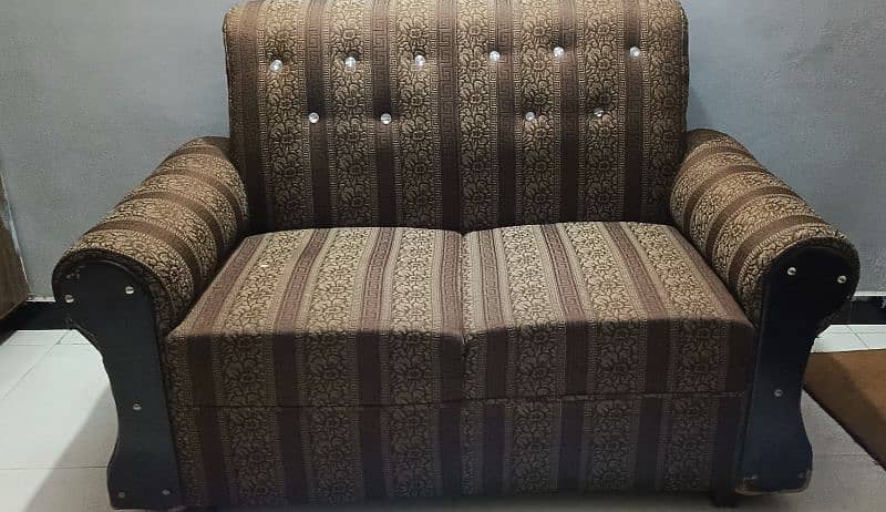 i am selling new condition sofa set. . . . 1