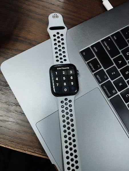 Apple Watch Series 6 Nike Edition 44MM 1