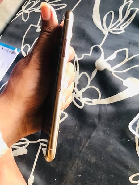 iPhone 11 Pro Max 256GB Non PTA orignal Box and Charger 0
