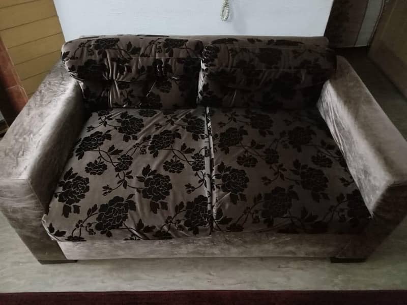 2 & 3 seater sofa set in good condition for sale. 1