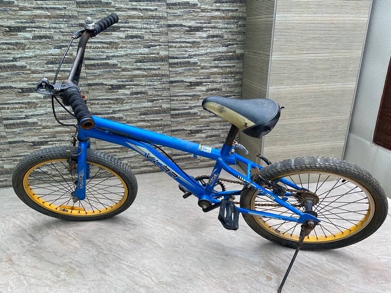 bicycle in good condition for sale with brakes&tyres to be fixed. 1