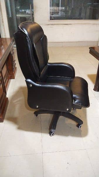 VIP office Full arm Boss revolving chair available at wholesale prices 3