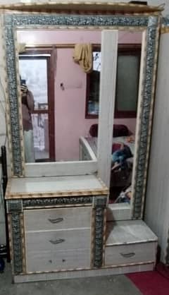 devider and dressing table