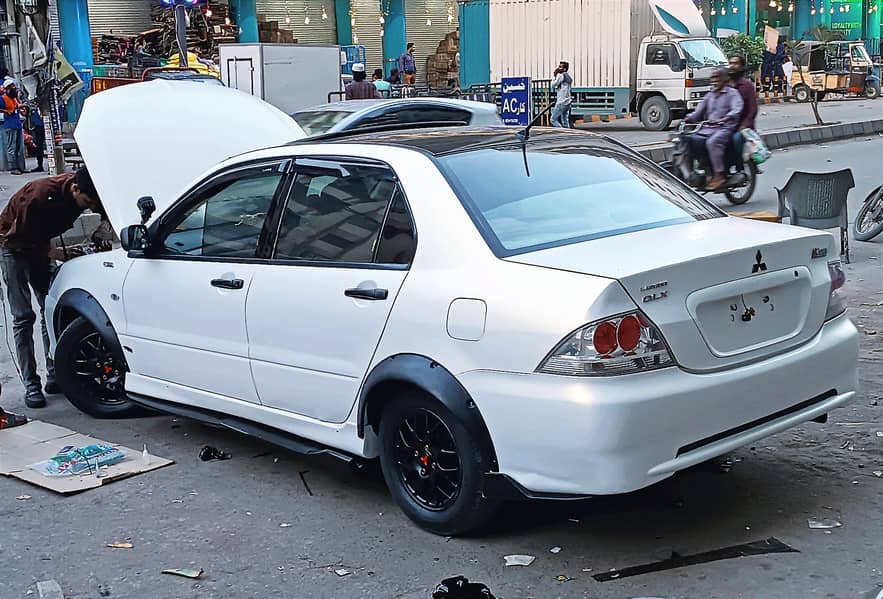 Mitsubishi Lancer GLX SR 2005 (Top of the line) 2