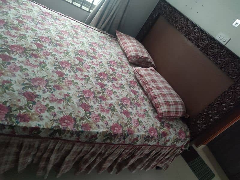 wooden bed set urgently for sale in throw away price 0