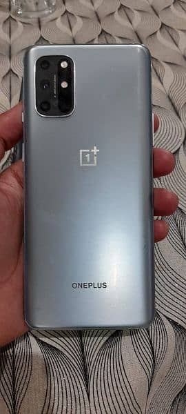 one plus 8t 8/128 gb with green line in panel 1