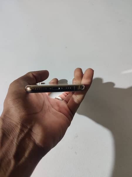 iphone xS golden colour, 4