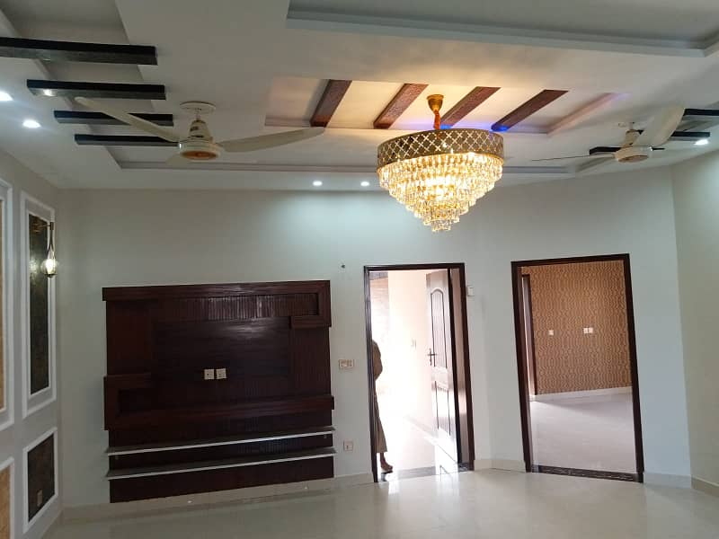 10 Marla Like New House For Rent Bahria Town Lahore Prime Location 2