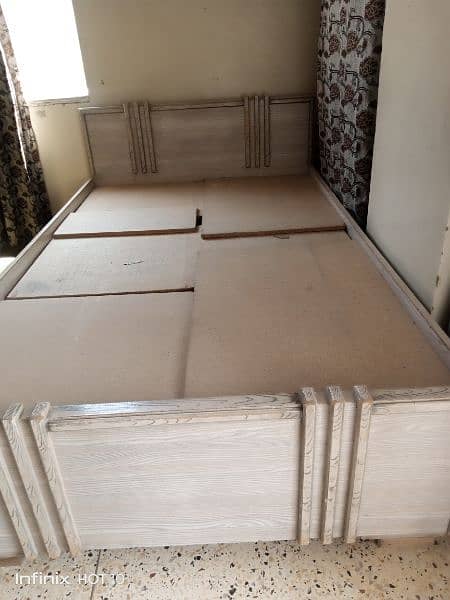 4.5 x 6.5 single bed with mattress ply is broken 0