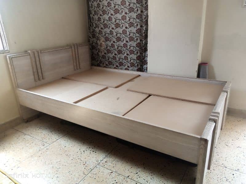 4.5 x 6.5 single bed with mattress ply is broken 2
