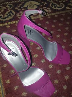 BRAND NEW MODERN HEELS 0