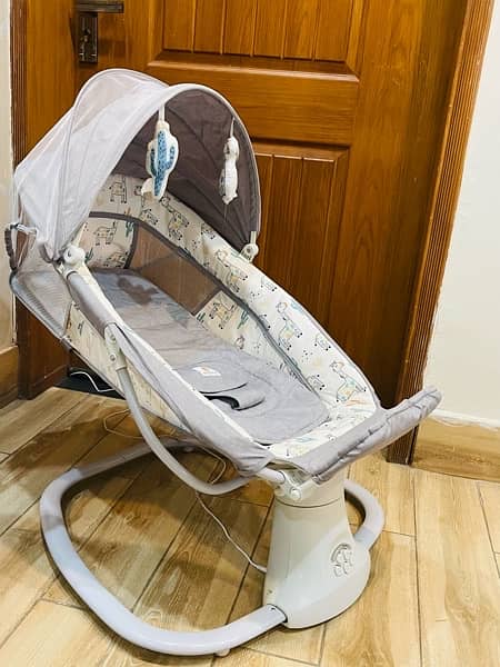 Mastela multi function bassinet . Used just 4 months. condition 10/10 4