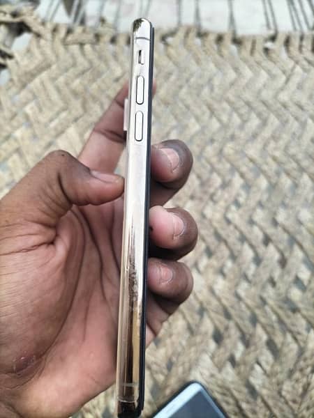 Iphone Xs non pta factory unlock zong ki sim work. 03049007479 3