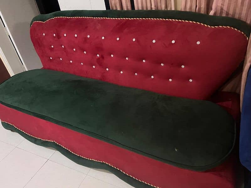 10 on 10 New 7 seater sofa in red and green colour 0