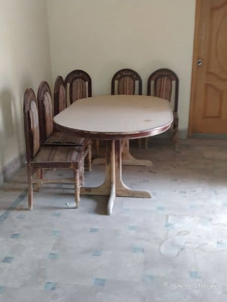 Dining table with 06 chairs. 1