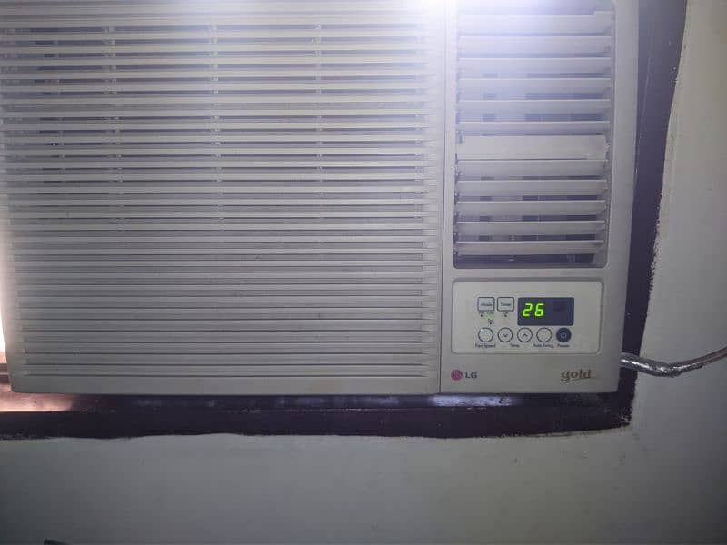 window AC 1