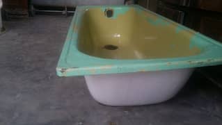 A bath tub adult size Saling very reasonable price