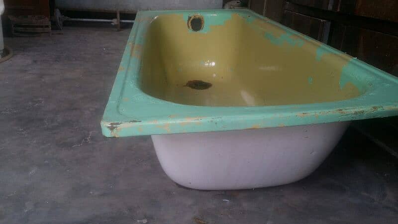 A bath tub adult size Saling very reasonable price 0