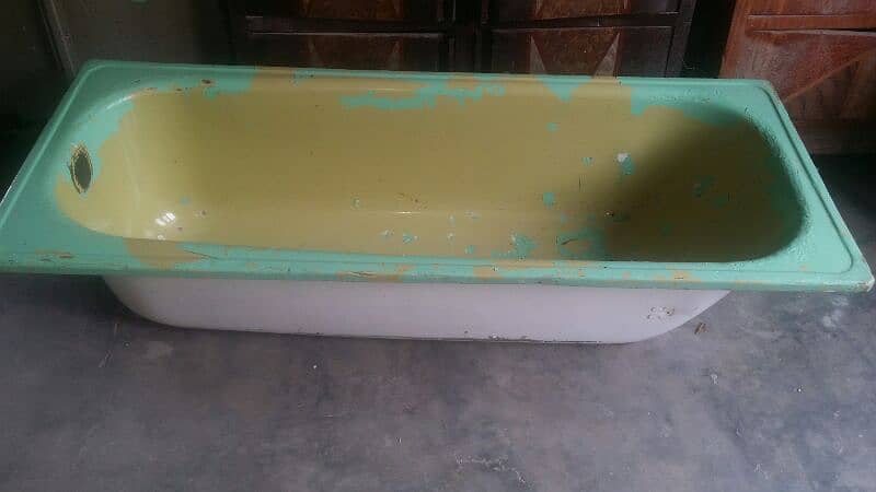 A bath tub adult size Saling very reasonable price 1