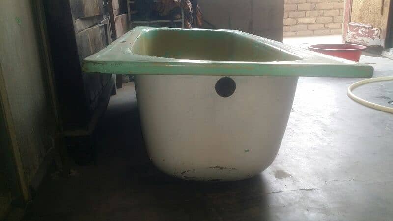 A bath tub adult size Saling very reasonable price 2