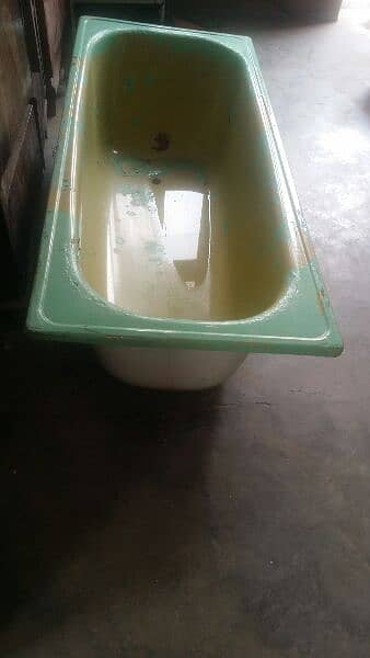 A bath tub adult size Saling very reasonable price 3