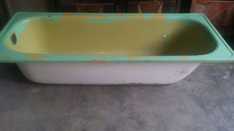 A bath tub adult size Saling very reasonable price 4