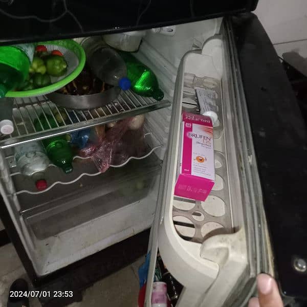 I m selling full size Refrigerator 0