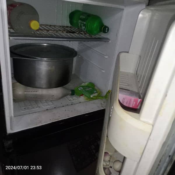 I m selling full size Refrigerator 1