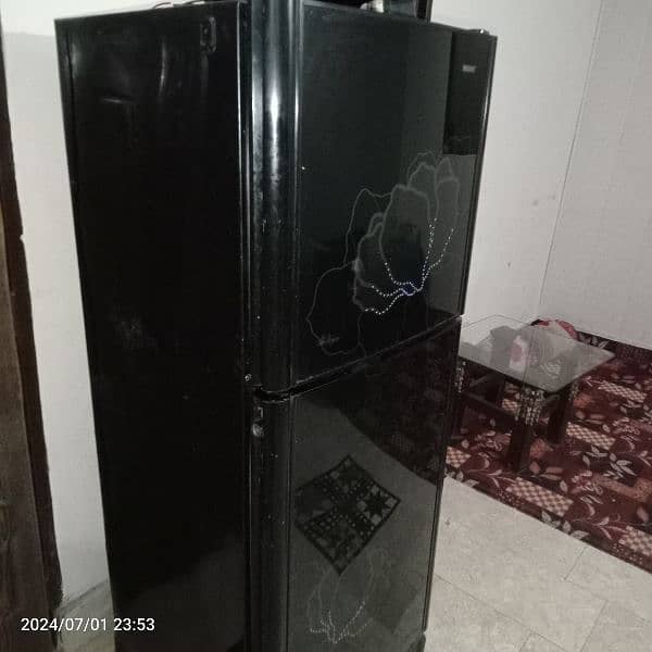 I m selling full size Refrigerator 2