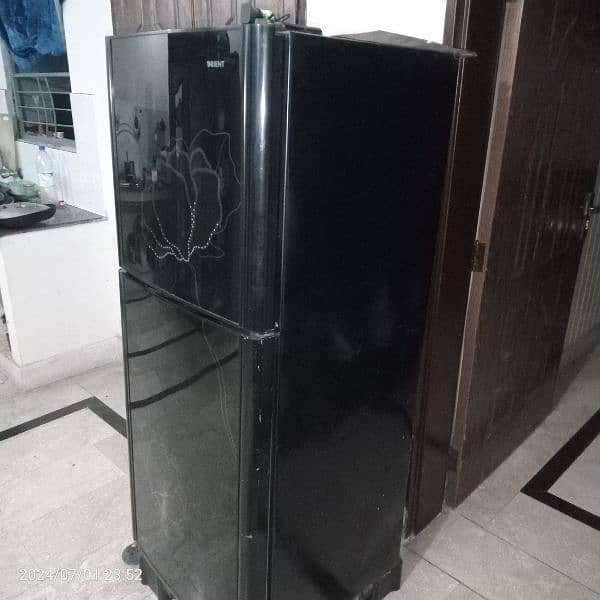 I m selling full size Refrigerator 4